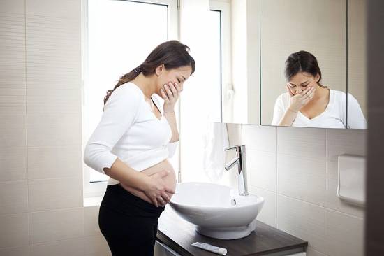 Καούρα στην εγκυμοσύνη: Γιατί συμβαίνει και πώς θα βρείτε ανακούφιση
