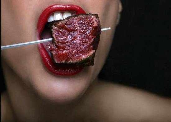 Επικίνδυνη για την υγεία η διατροφή με πολύ κρέας